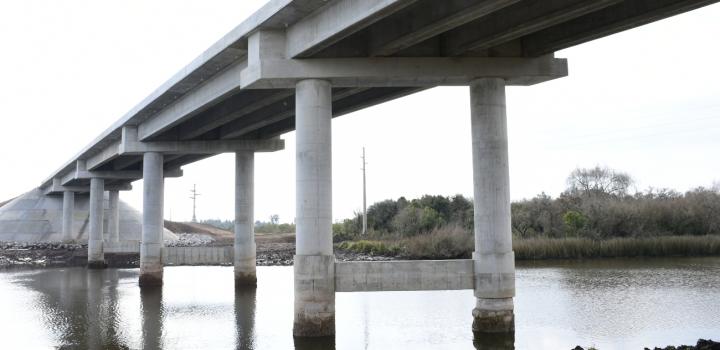 Estructura del nuevo puente de Carmelo vista desde abajo
