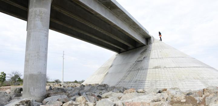 Cabecera del nuevo puente de Carmelo vista desde abajo