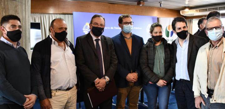 Ministro Falero se toma fotografía con representantes de instituciones sociales