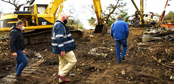 Ministro Olaizola camina en predio donde se realizan tareas de desguace de embarcaciones