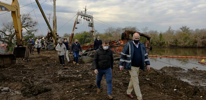 Ministro Olaizola camina en predio donde se realizan tareas de desguace de embarcaciones