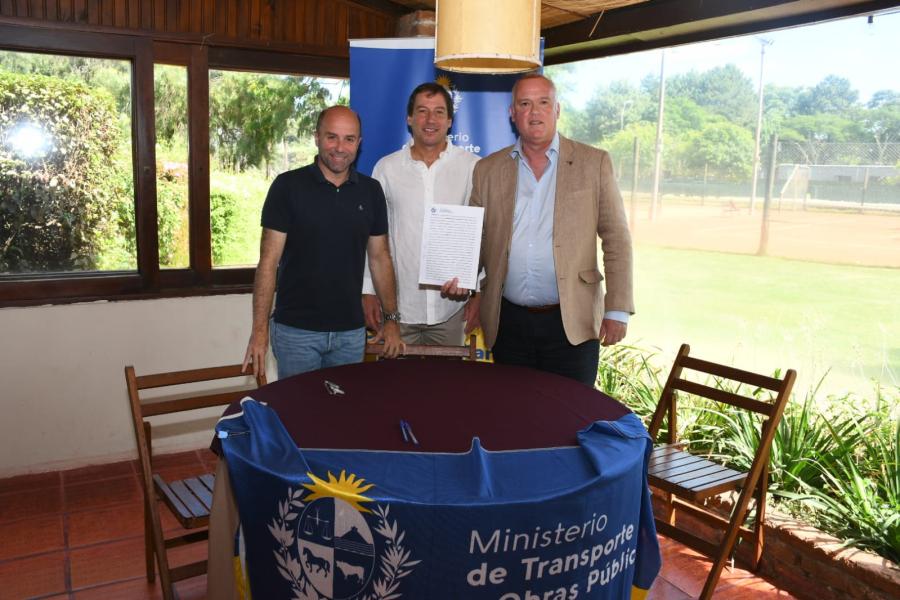 Firma de convenio social con el Club El Pinar