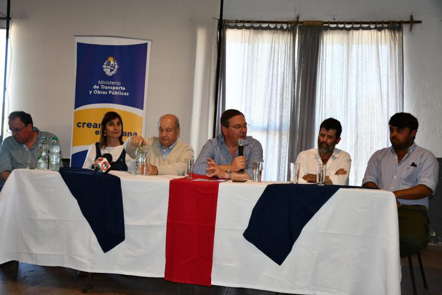 Mesa con autoridades firmando convenio en Centro Social Democrático de José Pedro Varela