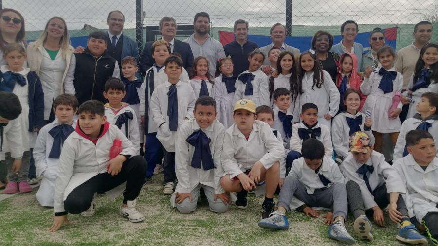Niños de la escuela Nº43 en la cancha multipropósito del club Porvenir