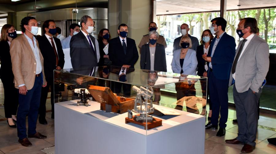 Autoridades del Ministerio contemplan la muestra en la sala de arte Carlos Federico Sáez