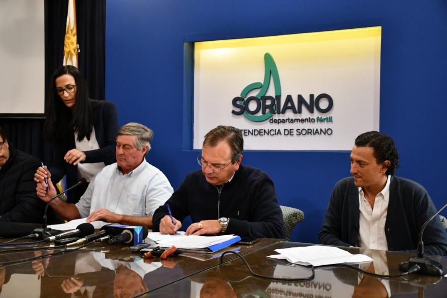 Ministro Falero e Intendente Besozzi firman el convenio