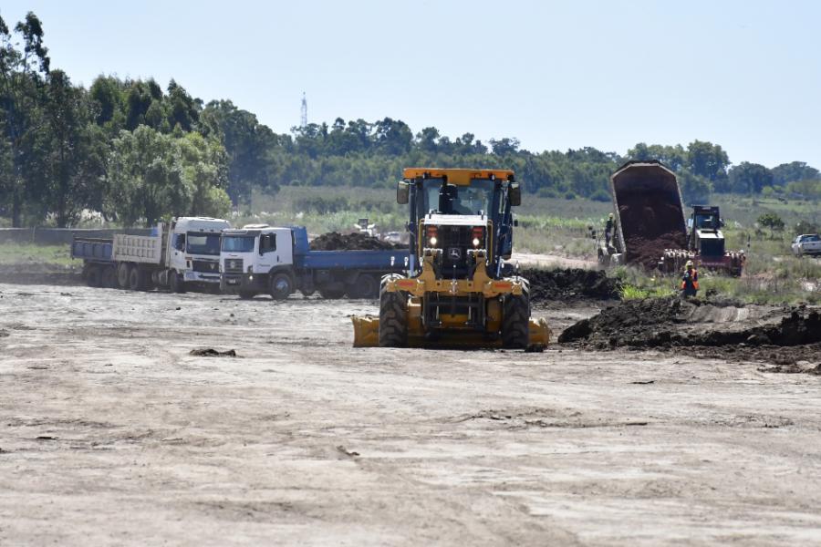 Maquinas trabajando en la construcción del centro de operaciones