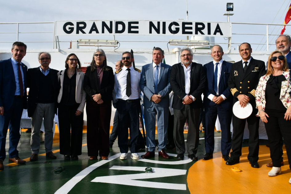 Arribó al puerto de Montevideo el buque Gran Nigeria con 50 ómnibus eléctricos