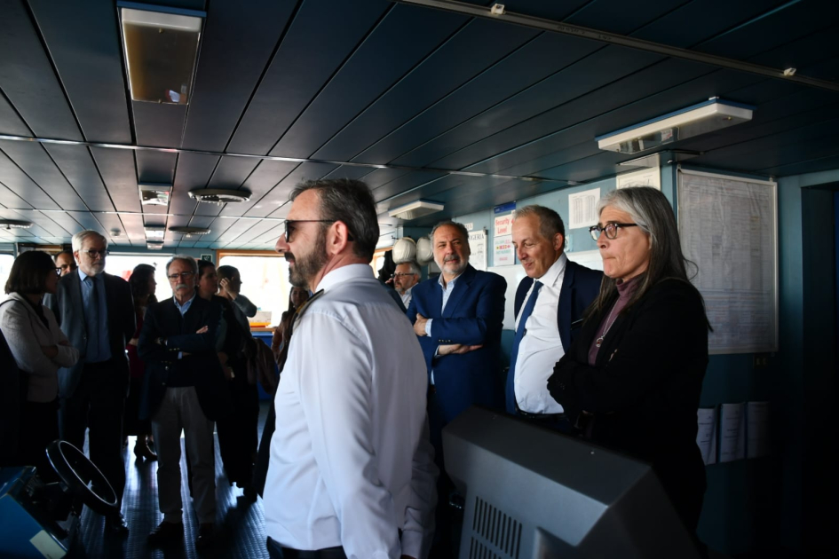 Arribó al puerto de Montevideo el buque Gran Nigeria con 50 ómnibus eléctricos