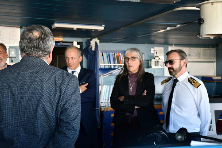 Arribó al puerto de Montevideo el buque Gran Nigeria con 50 ómnibus eléctricos