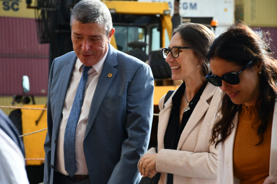 Arribó al puerto de Montevideo el buque Gran Nigeria con 50 ómnibus eléctricos