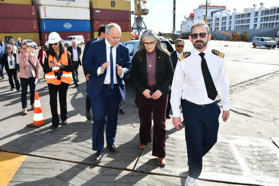 Arribó al puerto de Montevideo el buque Gran Nigeria con 50 ómnibus eléctricos
