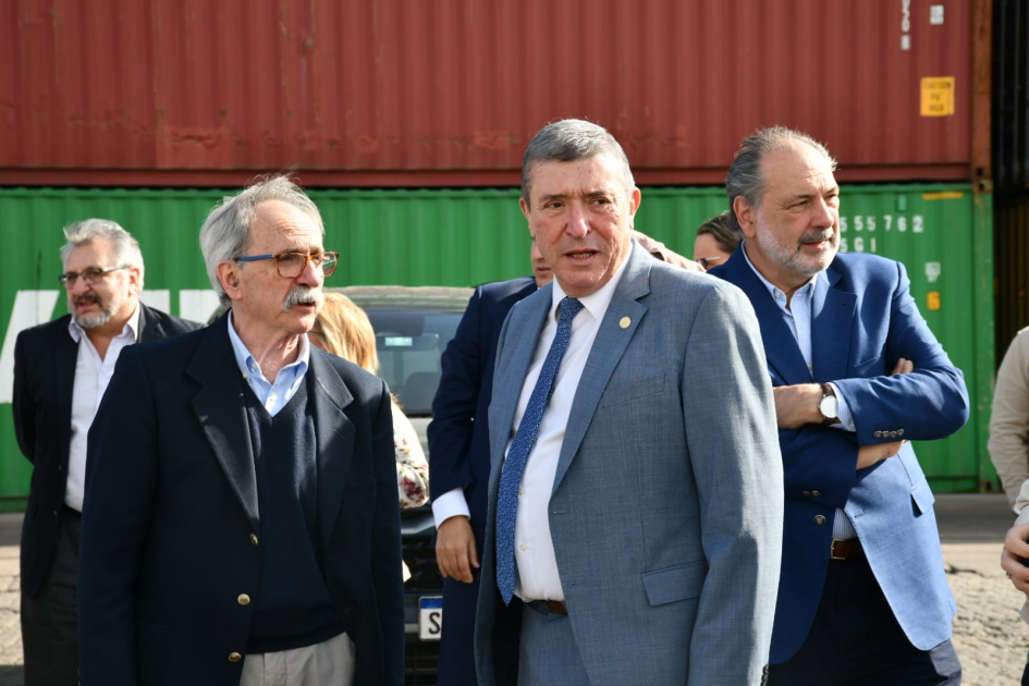 Arribó al puerto de Montevideo el buque Gran Nigeria con 50 ómnibus eléctricos