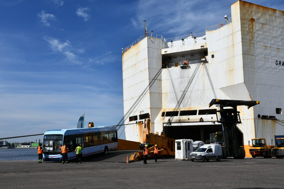 Arribó al puerto de Montevideo el buque Gran Nigeria con 50 ómnibus eléctricos