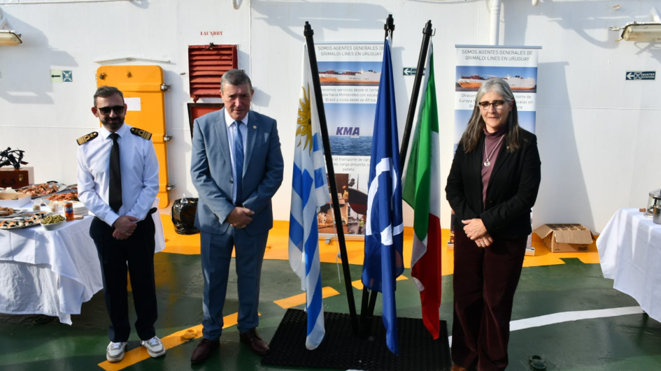 Arribó al puerto de Montevideo el buque Gran Nigeria con 50 ómnibus eléctricos