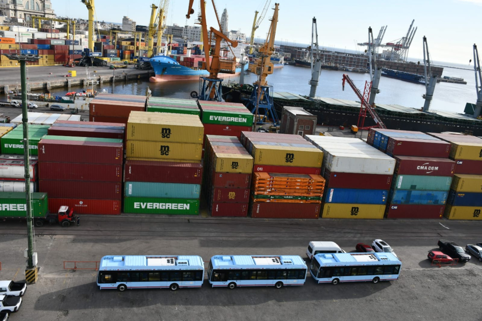 Arribó al puerto de Montevideo el buque Gran Nigeria con 50 ómnibus eléctricos