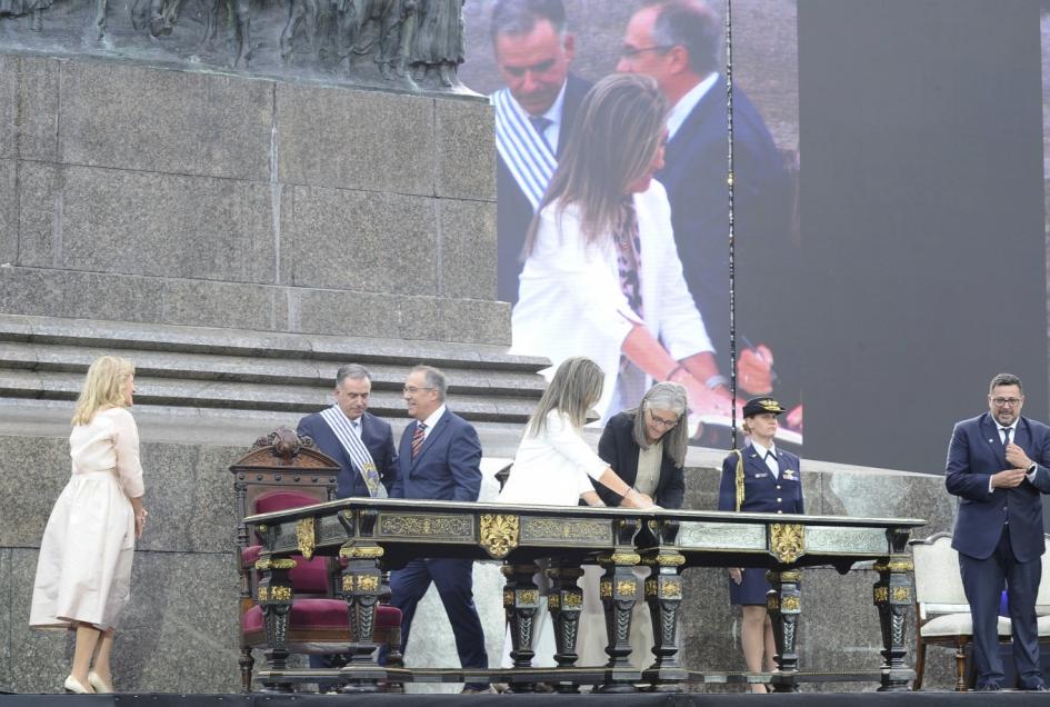 Lucía Etcheverry asumió como Ministra del MTOP Lucía Etcheverry asumió como Ministra de Transporte y Obras P de intercambiador en Parque del Plata