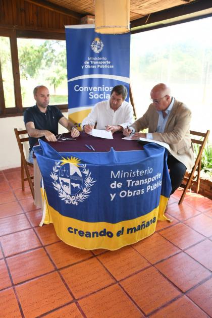 Firma de convenio social con el Club el Pinar Firma de convenio social con el Club El Pinar
