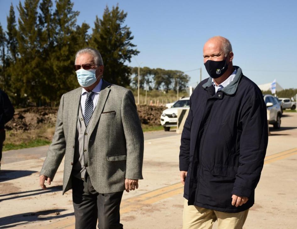 Juan J.Olaizola y Carlos Moreira recorriendo obras en zona portuaria de Nueva Palmira