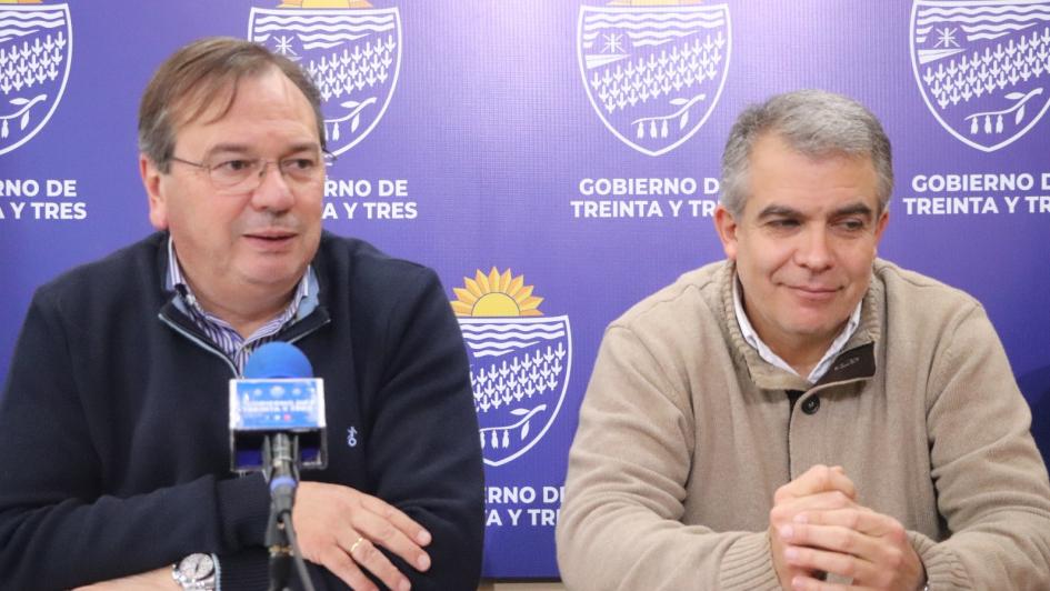 Se rehabilitará tramo de ruta 8 que pasa por Treinta y Tres. Foto: Intendencia de Treinta y Tres Ministro Falero e Intendente Silvera en conferencia de prensa