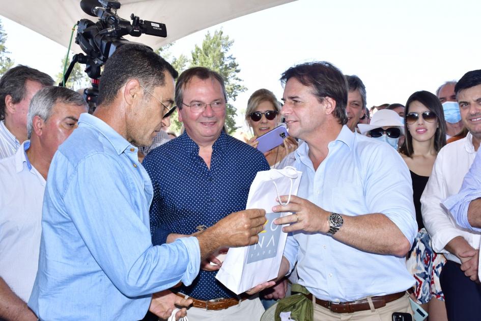 Presidente Luis Lacalle Pou recibe obsequio durante la inauguración