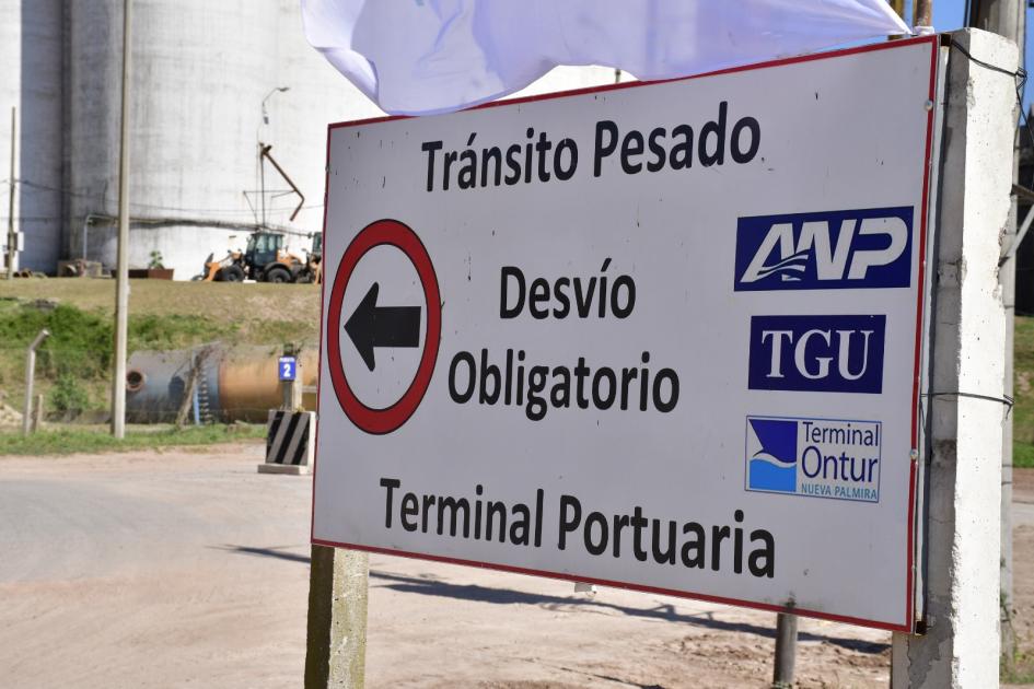 Cartel de desvío de tránsito pesado hacia la terminal portuaria