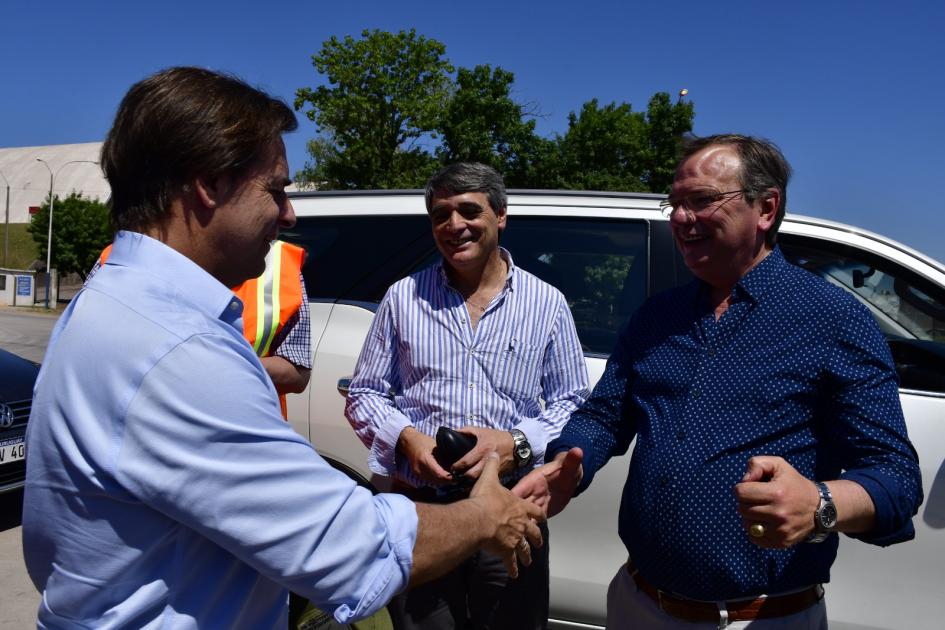Quedaron inauguradas las obras de acceso al puerto de Nueva Palmira Presidente Lacalle Pou y Ministro Falero se saludan