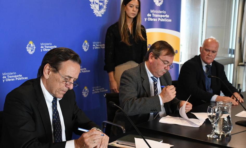 El MTOP auditará procesos internos para fortalecer la gestión Ministro José Luis Falero y Auditor Interno de la Nación, Pablo Morelli, firman el acuerdo
