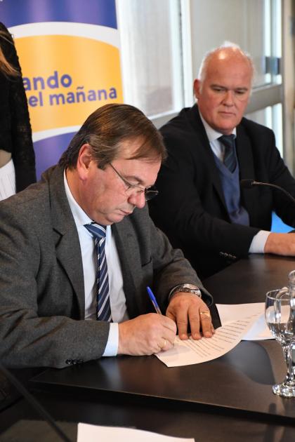 Ministro José Luis Falero firma el acuerdo