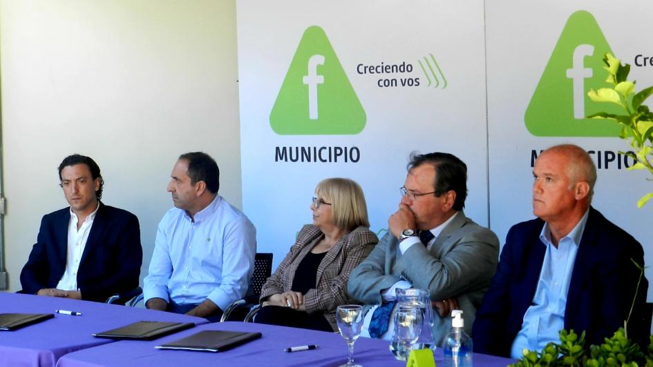 Arquitectura apoyará obras en Municipio F. Foto: Municipio F Autoridades del Ministerio de Transporte y Obras Públicas junto al alcalde López