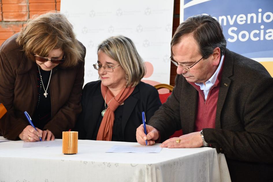 Asociación Down ampliará lavadero por convenio social Ministro Falero y autoridades de la Asociación Down de Maldonado firman convenio