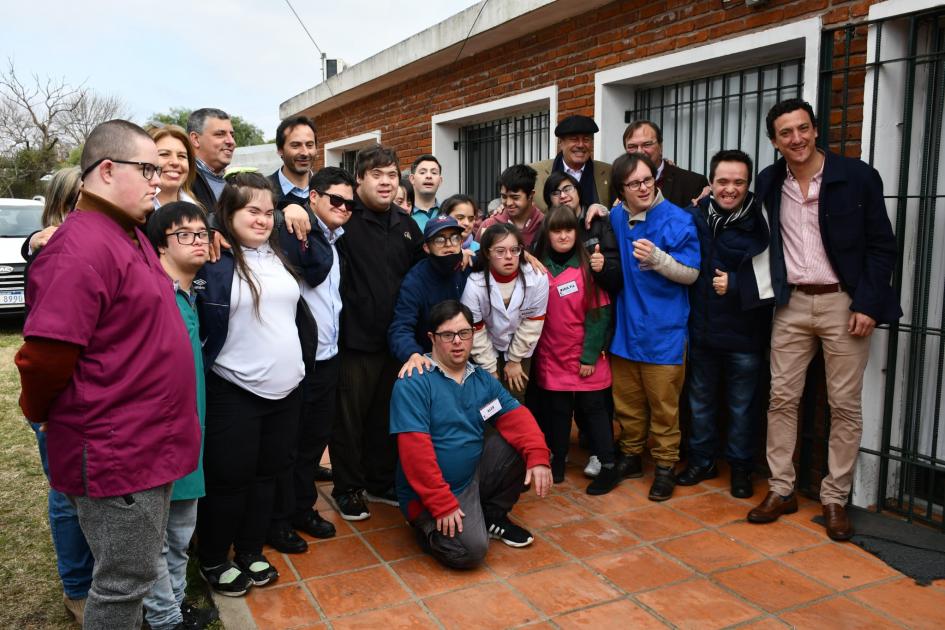 Foto grupal entre autoridades de la Asociación Down de Maldonado, el Ministro Falero e Intendente