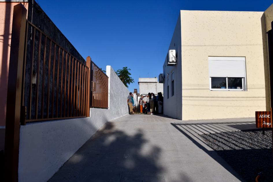 Asociación Down de San José inauguró obras en su sede Fachada de la sede de la Asociación Down de San José