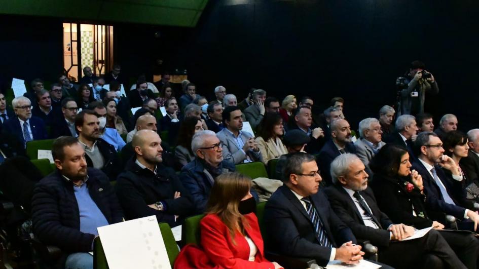 Socios de la Camacoes presencian presentación del Ministro Falero.