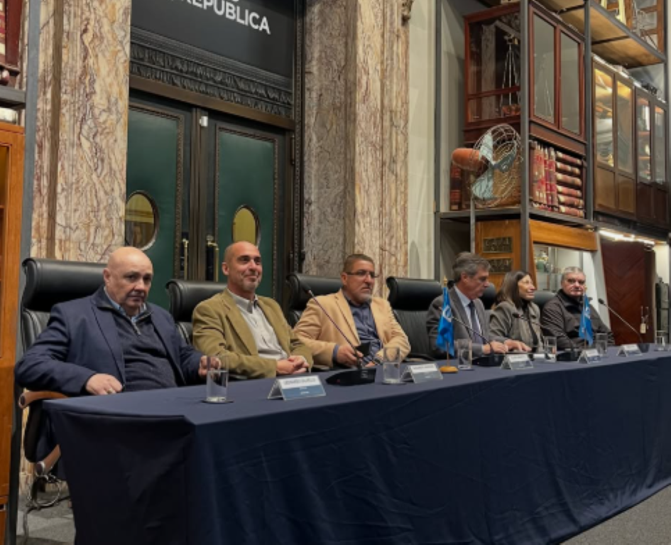 Firma de un convenio que impulsa la renovación del transporte turístico