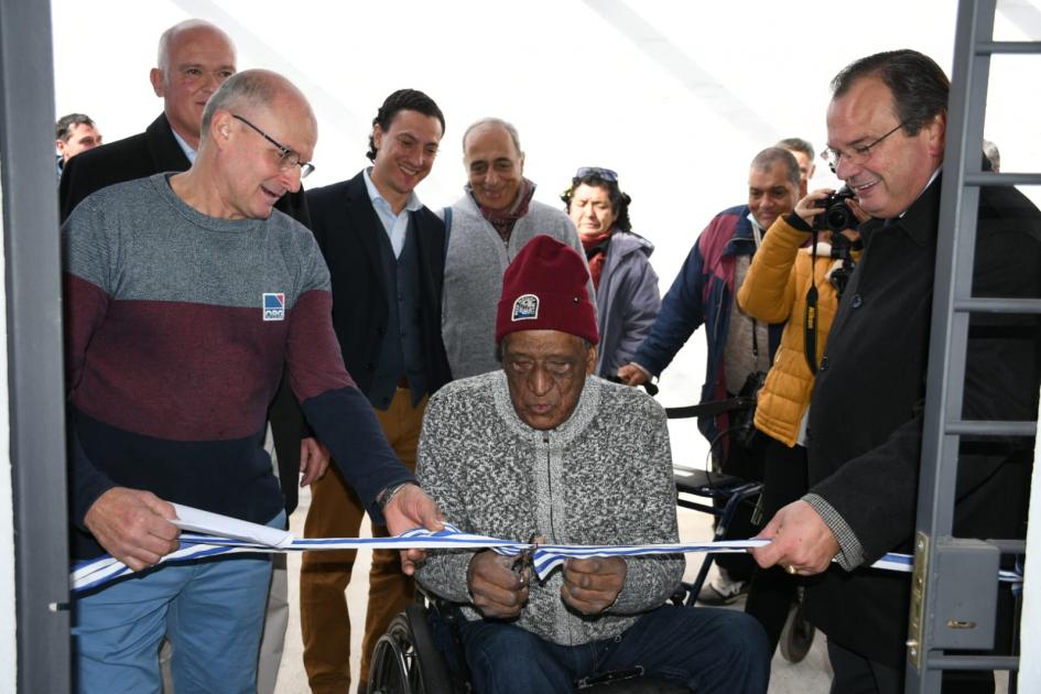 Se inauguran obras en organizaciones sociales de Montevideo Integrante de Onpli corta cinta de inauguración