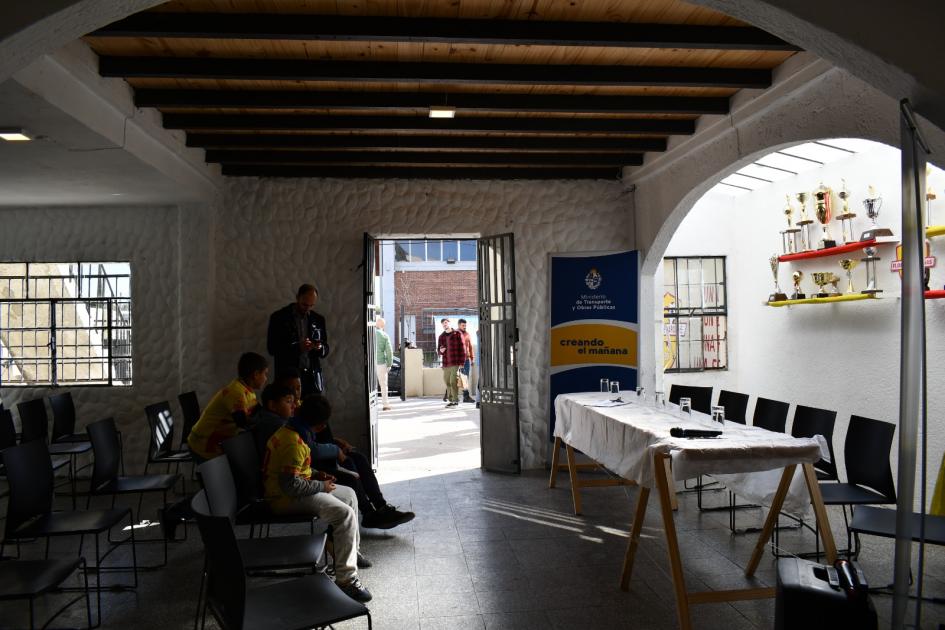 Interior de la sede del club de baby fútbol Flor de Maroñas