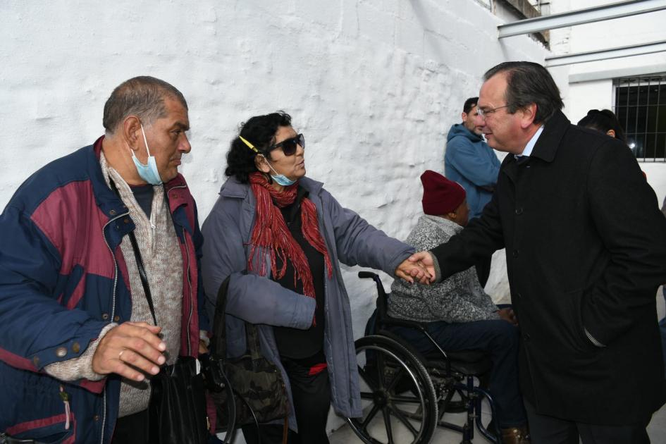 Se inauguran obras en organizaciones sociales de Montevideo Ministro José Luis Falero saluda a integrantes de Onpli