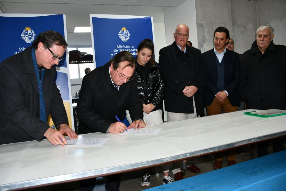 Ministro José Luis Falero firma convenio en la asociación La Educadora Uruguaya