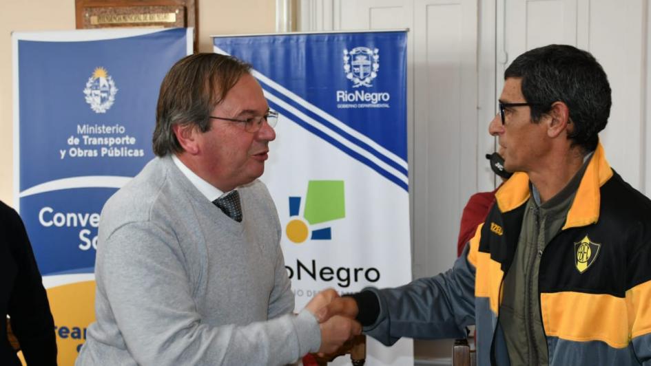 Ministro Falero saluda a Presidente de Fray Bentos Fútbol Club