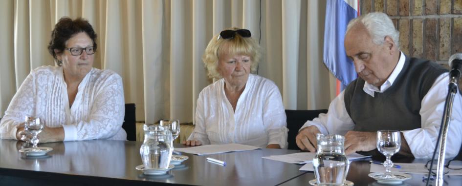 Firma de convenios sociales El Ministro Rossi firmando convenios con instituciones