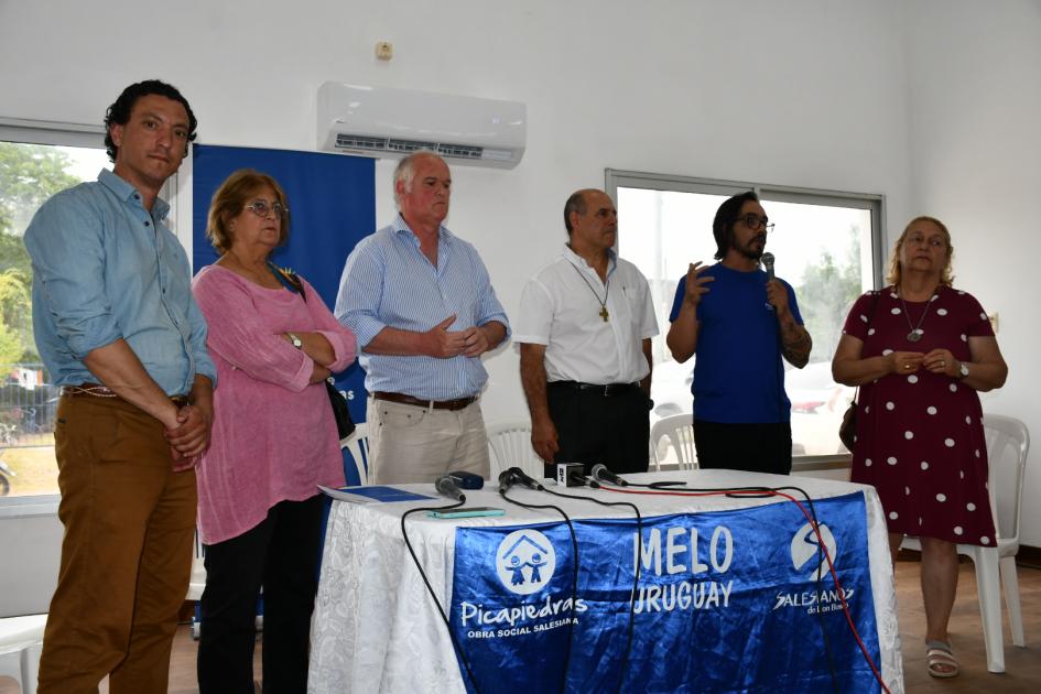 Autoridades y referentes de la obra social en la mesa previo a la firma del convenio