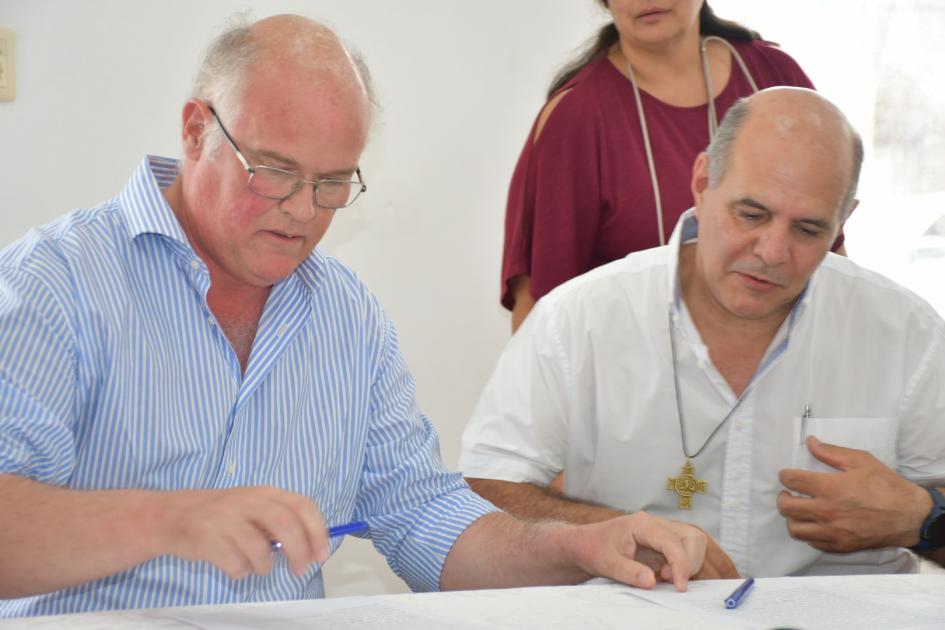 Subsecretario Olaizola y Presidente de la Obra Social firmando el convenio social