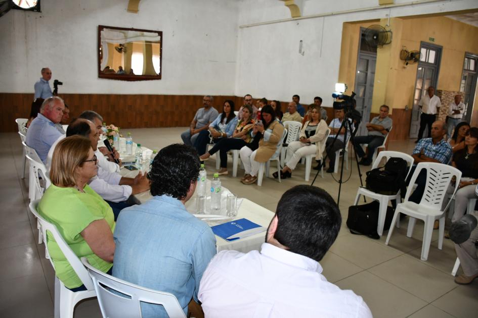 Subsecretario Olaizola y representantes del Centro previo a la firma del convenio en la mesa