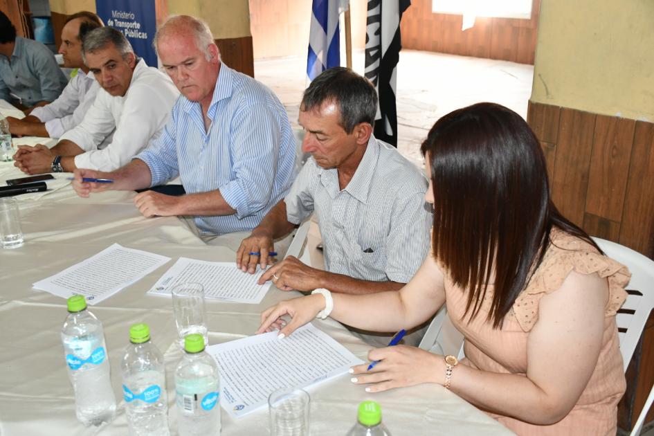 Subsecretario Olaizola y representantes del Centro firmando el convenio social