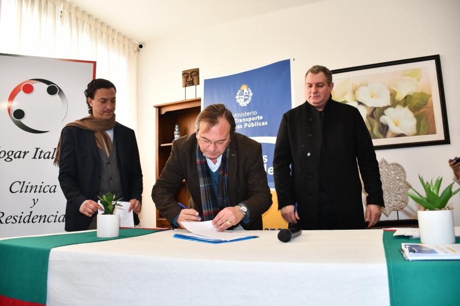 Firma de convenio en Hogar Italiano Firma de convenio en Hogar Italiano