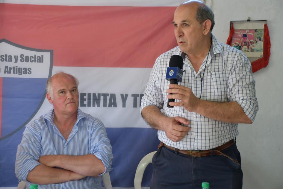 Presidente del Club dando discurso previo a la firma del convenio social