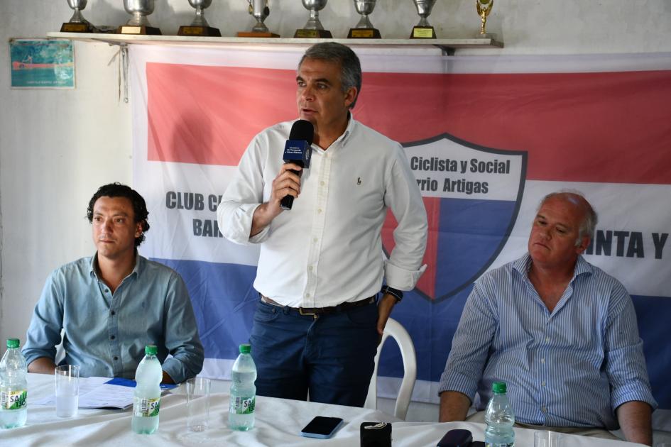 Intendente dando discurso previo a la firma del convenio social