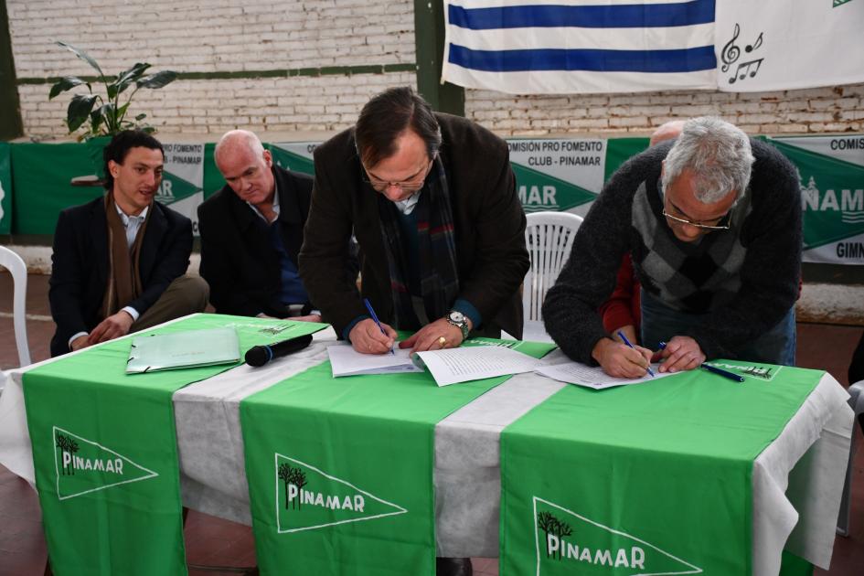 Firma de convenio en Comisión Pro Fomento Pinamar