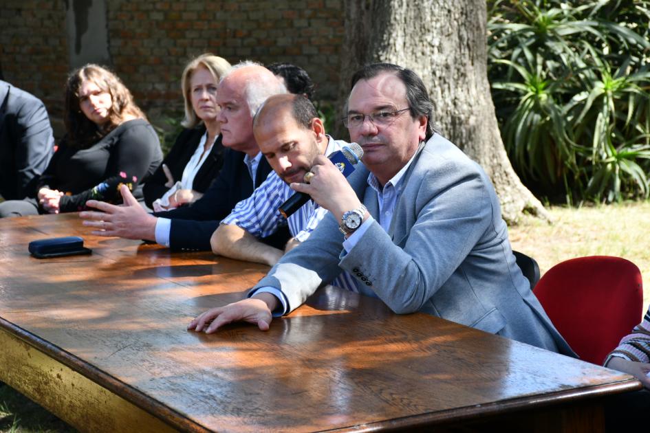 Integrantes de la mesa donde se firmo el Convenio